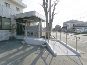 入口　スロープ